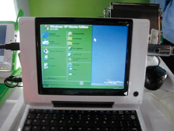 《圖三  廣達低價電腦代工原型，安裝Window XP Starter，有 IE、e_mail、Media Player、WordPad等Microsoft作業系統的基本功能。》