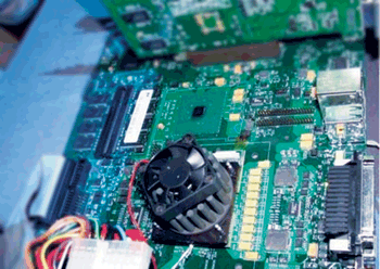 《圖一　Intel Banias處理器搭配之晶片組Odem主機板樣品》