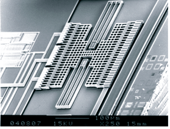 《图六 CMOS-MEMS带通滤波器-梳形共振结构及电路》