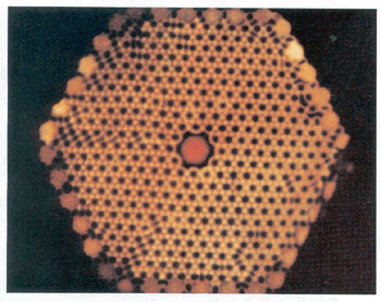 《圖七　中空的Holey photonic-crystal fibre》