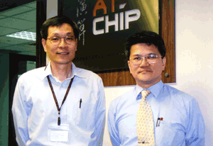 《圖一　演算科技總經理陳鴻麟（右）與副總經理暨總工程師章賢亮》