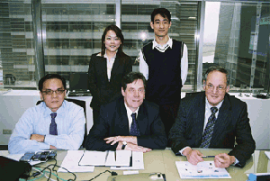 《圖一　(前排右)CSR CEO John S. Hodgson、(前排中)CSR亞洲區副總裁Matthew Phillips、(前排左)CSR亞太區業務總監許俊豐》
