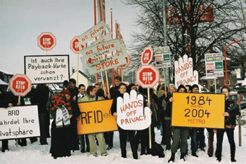 《图七 抗议RFID侵犯隐私的德国民众》