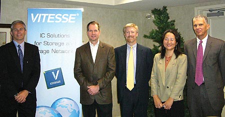 《圖四　左至右：Vitesse總裁暨執行長Christopher R. Gardner、行銷總監David Allen、Ethernet產品行銷總監Sean Michaud、應用工程師趙蓮、亞太區業務副總裁Phil Richards》