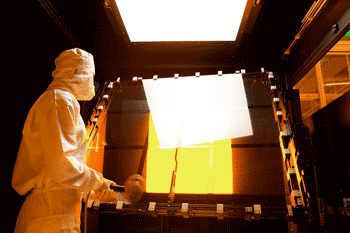 《图五 工程师正在TFT检测台检测玻璃基板光罩 》