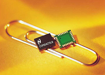 《圖二  美國國家半導體公司（National Semiconductor, NS）的COP8SAC家族微控器即有提供一次性燒錄用的EPROM型版本，圖為COP8SAC微控器與迴紋針的尺寸比較。（圖片來源：National.com）》