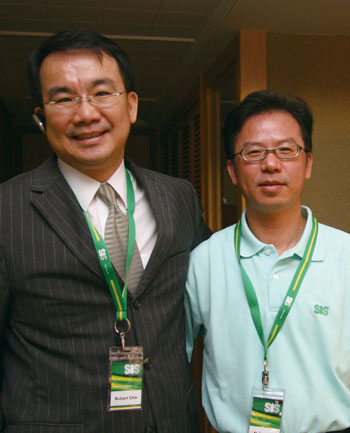 《图三 硅统营销及技术服务处部长李志村与副总经理金庆柏》