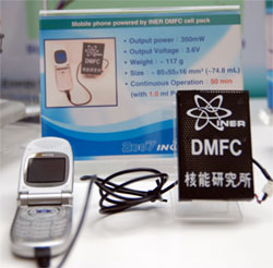 《图十一 核研所自制的手机用DMFC燃料电池充电器，将针对行动工作者提供备用电力。》