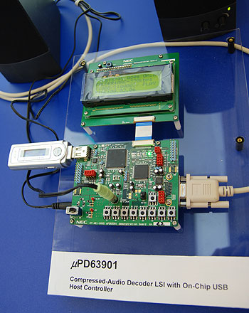 《圖十一　 NEC展出能直接在汽車上連接MP3播放的介面裝置》