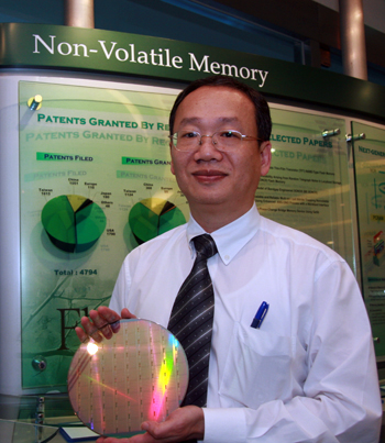 《圖五　旺宏電子副總經理倪福隆手持該公司試產成功的1Mb PCM晶圓》