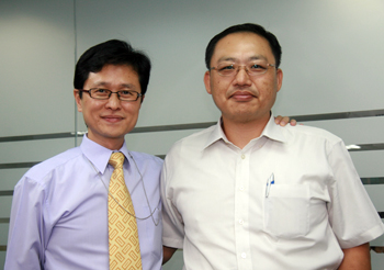 《图六 常忆科技业务处副总经理林政纬与产品应用部经理吴孟和（右）》
