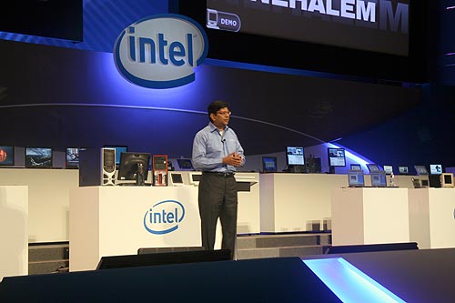 《图一 英特尔资深副总裁暨微型移动装置事业群总经理Anand Chandrasekher于开幕的演讲中以从先进到主流（Extreme to Mainstream）为开幕主题，剖析PC产业即将来临的下个主流。》
