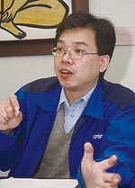 《图五 台湾爱普生电子零件技术服务部经理殷之江表示，QMEMS技术最大的不同点就是使用石英为材料，是在石英上面做加工。》