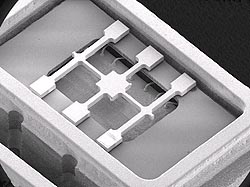 《图六 EPSON使用QMEMS技术将石英材料雕刻出一个类似「王」字形的MEMS传感器结构。》