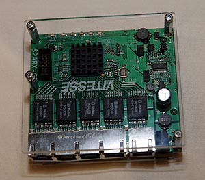 《圖四　SVitesse推出全球第一款GbE高速路由器單晶片「G-RocX」。該晶片整合了處理器、5埠GbE交換器、PCI、USB及安全等功能至單一晶片上。》