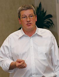 《图九 SArtimi执行长Colin Macnab表示，至2009年时，采用WUSB组件的出货量将激增至4千八百万件。》
