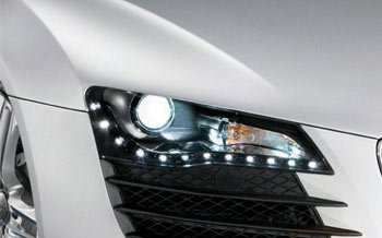 《图一 Audi R8 LED车前灯／转向讯号／行驶灯》