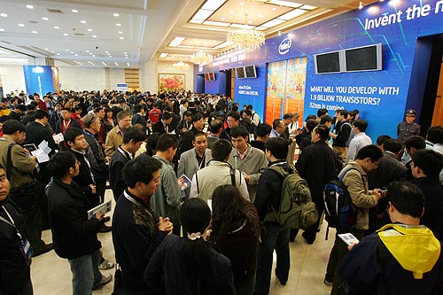 《图一 2008年春季英特尔开发者论坛于4月2日、3日在中国上海国际会议中心举办，及数千名来自中国及世界各地的产业人士，都出席了这场产业界的重要盛会。》