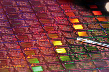 《图七 Intel 45奈米制程的Atom处理器尺寸可比拟针孔 》