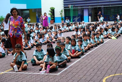 《图十五 新加坡著名的丹绒加东小学是个典型的多民族学校。》