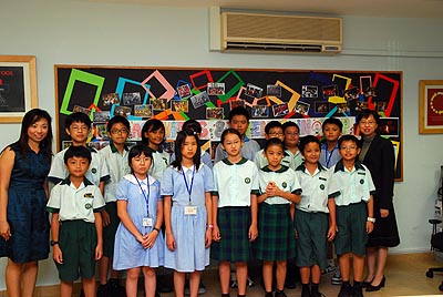 《圖十六　在新加坡丹絨加東小學求學的台灣小學學生為數不多，對於英文環境仍感到陌生。右為丹絨加東小學校長蔡頤齡。》