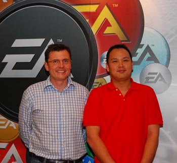 《图十九 EA表示，设址新加坡对于布局整个亚洲非常优势。EA亚太区总经理Mike McCabe（左）、游戏制作人Christopher Chua（右）》