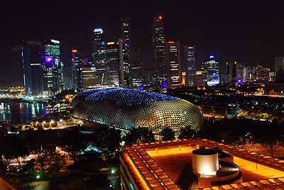 《圖二　自1965年新加坡開始快速發展起，目前已是新興的已開發國家，到處皆是高樓與大廈。入夜之後，其繁華的景象更是顯露無疑。》