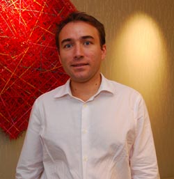 《图二十 Ubisoft新加坡管理主任Oliver De Rotalier表示，Ubisoft选择于新加坡设立分公司，以发展高质量的游戏。》