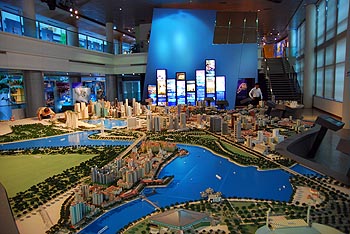 《圖六　新加坡的建設與規劃都在政府的安排下有計畫的進行中，而為了讓人民能夠了解政府的規劃，新加坡在其城市發展局中陳列了未來建設藍圖的模型，並隨時更新。圖為城市發展局的城市模型一嶼。》