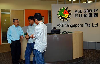 《圖八　因新加坡具有絕佳的投資環境，故吸引了眾多的高科技廠商至當地設廠，包含台灣的日月光也是其中之一。》