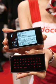 《图三 NTT DoCoMo的分体式手机（摄影：欧敏铨）》