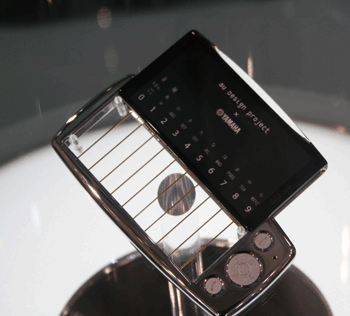 《图五 KDDI au的乐器手机（摄影：欧敏铨）》