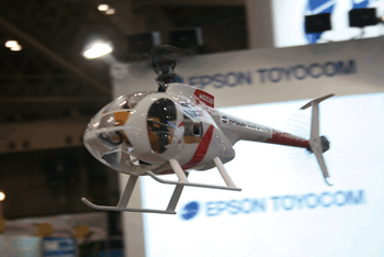 《图六 Epson Toyocom内建陀螺仪的遥控直升机实机飞行（摄影：欧敏铨）》