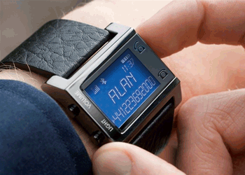 《圖二  透過藍牙低功耗將來電資訊（calling ID）顯示在數位手錶上》
