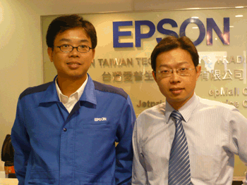 《图七 爱普生电子零件事业群电子零件技术服务部经理殷之江（左）与电子零件事业群营销业务经理蔡宇宽（右）》