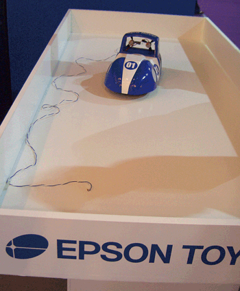 《图八 利用陀螺仪来修正行车方位将是未来的重点应用。图为EPSON利用陀螺仪修正气垫船行进的展示。》
