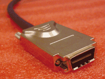 《图五 用于InfiniBand的连接器、接线，亦可用于SAS协议传输 》