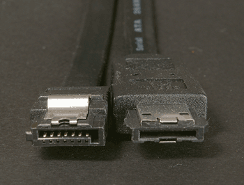 《图七 内接的SATA（图左）与外接的eSATA（图右）因差动信号准位不同，其连接器亦不相同，而eSATA下一版将增订供电标准 》