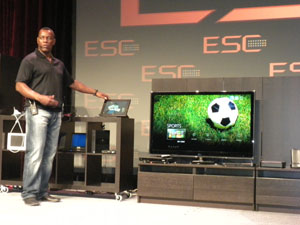 《图二 微软Windows Embedded事业群总经理Kevin Dallas于波士顿ESC示范Windows Media Center功能》