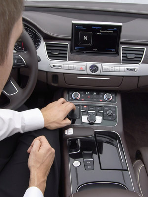 《圖三  汽車資訊系統已成車廠標配，圖為奧迪搭載手寫板的新一代車款。》