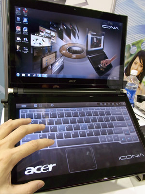 《图四 宏碁展出其最新的双屏幕平板计算机Iconia，用户只要双手接触屏幕，虚拟键盘便自动浮出。》