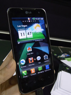 《圖八  因應4G時代的多媒體運算需求，LG也在展中推出第一支量產的雙核心手機。》
