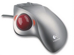 《圖五　滾珠球於90年代初開始興起，但因球縫容易積塵、滾動時手指不易按鈕等缺點而無法普及，然在TouchPad未出現前，仍普遍用於筆電上。》