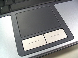 《圖七　今日筆電上普遍使用的座標指向裝置：TouchPad。》