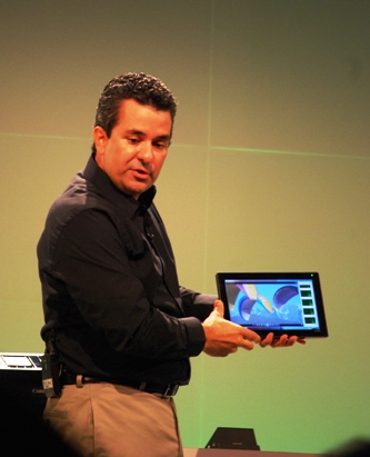 《圖二　微軟營運副總裁Michael Angiulo展示搭載Windows8之平板電腦。》