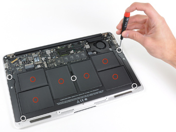 《圖三  新款MacBook Air內部使用6片鋰聚合物電池（圖片來源：iFixIt.com）》