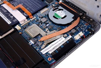 《图四 Acer Aspire S3机内图，S3仍有使用热导管（铜色物）与扁平型锂离子电池（图左上）。（图片来源：3dnews.ru）》
