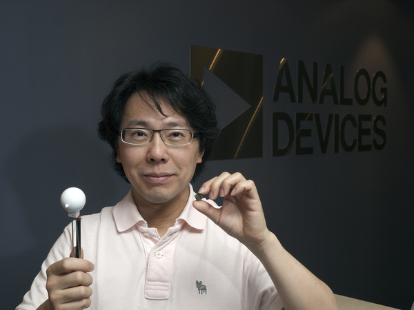 图三 : ADI消费性手持产品亚洲区市场开发经理吴彦彬手上拿的，正是ADI最顶尖的MEMS陀螺仪，与内崁陀螺仪的球体