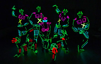 圖一 :   日本的iLuminate團體利用 LED燈條黏貼在舞者身上，透過無線傳輸與控制達到極具聲光效果的演出。