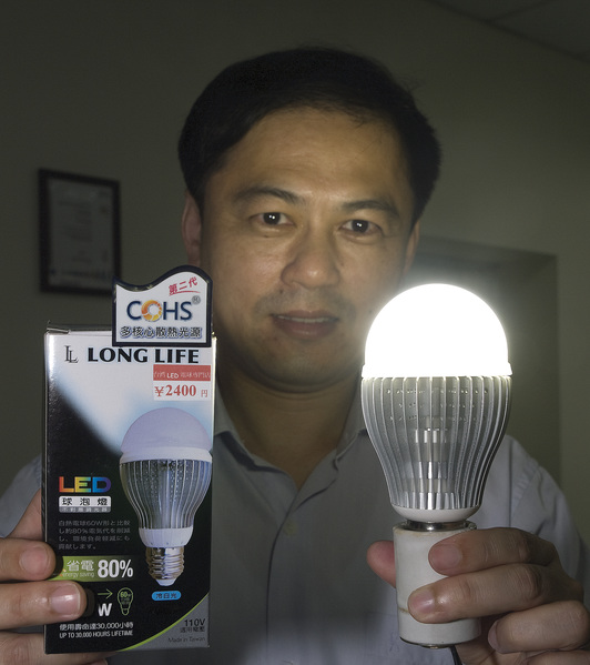 圖一 :   光海研發處長黃世仁手上拿的，正是COHS球泡燈。光海研發團隊希望有朝一日，COHS能夠標準化，成為LED燈的主流科技。